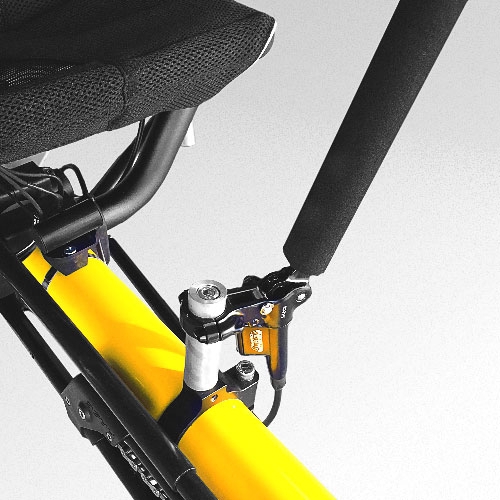 Brake – hydraulic knee brakes with mechanical disc brake on front wheel